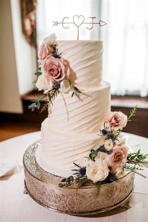 easy wedding cakes with flowers.